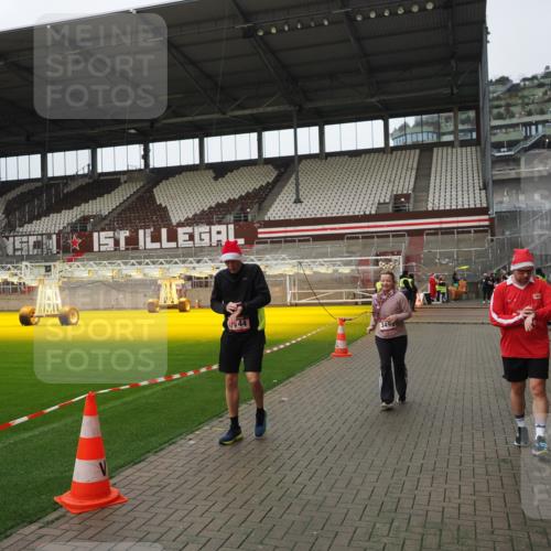 07.12.2025 - St. Pauli X-Mass-Run No. 15 Fabian Wolf http://msf.ph/oto/9422952 07.12.2025 11:56:14 Ziel 1030, 1144, 2455, 3499, 3502, 3802 meine-sportfotos.de
