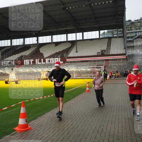 07.12.2025 - St. Pauli X-Mass-Run No. 15 Fabian Wolf http://msf.ph/oto/9422953 07.12.2025 11:56:14 Ziel 1030, 1144, 2455, 3499, 3502, 3802 meine-sportfotos.de