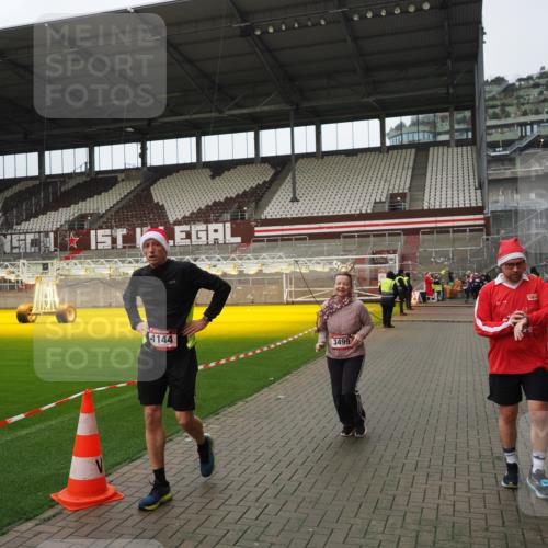 07.12.2025 - St. Pauli X-Mass-Run No. 15 Fabian Wolf http://msf.ph/oto/9422955 07.12.2025 11:56:15 Ziel 1030, 1144, 2455, 3499, 3502, 3802 meine-sportfotos.de