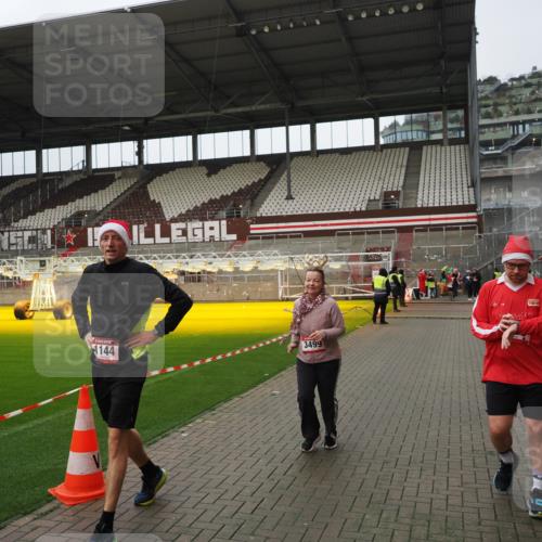07.12.2025 - St. Pauli X-Mass-Run No. 15 Fabian Wolf http://msf.ph/oto/9422957 07.12.2025 11:56:15 Ziel 1030, 1144, 2455, 3499, 3502, 3802 meine-sportfotos.de