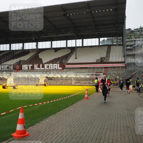 07.12.2025 - St. Pauli X-Mass-Run No. 15 Fabian Wolf http://msf.ph/oto/9422960 07.12.2025 11:56:22 Ziel 1030, 1088, 1144, 3496, 3498, 3499, 3502, 3511, 3900 meine-sportfotos.de