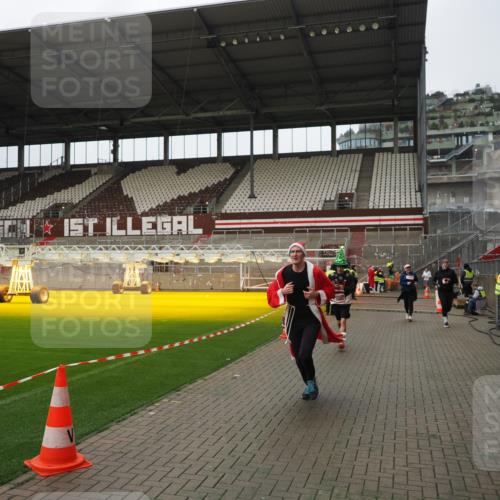 07.12.2025 - St. Pauli X-Mass-Run No. 15 Fabian Wolf http://msf.ph/oto/9422964 07.12.2025 11:56:24 Ziel 1030, 1088, 1144, 3496, 3498, 3499, 3511, 3900 meine-sportfotos.de