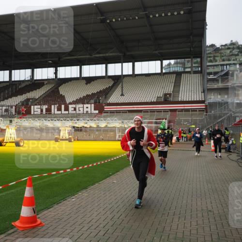 07.12.2025 - St. Pauli X-Mass-Run No. 15 Fabian Wolf http://msf.ph/oto/9422965 07.12.2025 11:56:24 Ziel 1030, 1088, 1144, 3496, 3498, 3499, 3511, 3900 meine-sportfotos.de