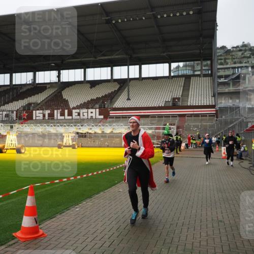 07.12.2025 - St. Pauli X-Mass-Run No. 15 Fabian Wolf http://msf.ph/oto/9422966 07.12.2025 11:56:24 Ziel 1030, 1088, 1144, 3496, 3498, 3499, 3511, 3900 meine-sportfotos.de