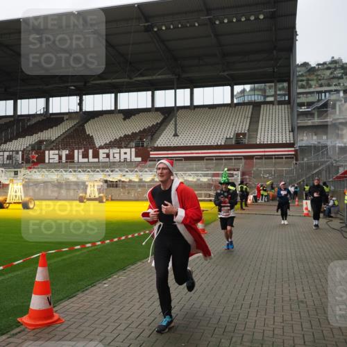 07.12.2025 - St. Pauli X-Mass-Run No. 15 Fabian Wolf http://msf.ph/oto/9422967 07.12.2025 11:56:24 Ziel 1030, 1088, 1144, 3496, 3498, 3499, 3511, 3900 meine-sportfotos.de
