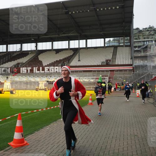 07.12.2025 - St. Pauli X-Mass-Run No. 15 Fabian Wolf http://msf.ph/oto/9422968 07.12.2025 11:56:24 Ziel 1030, 1088, 1144, 3496, 3498, 3499, 3511, 3900 meine-sportfotos.de