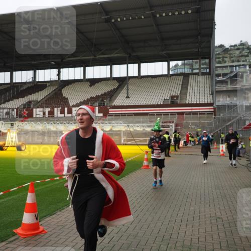 07.12.2025 - St. Pauli X-Mass-Run No. 15 Fabian Wolf http://msf.ph/oto/9422969 07.12.2025 11:56:25 Ziel 1088, 1144, 3496, 3498, 3511, 3900 meine-sportfotos.de