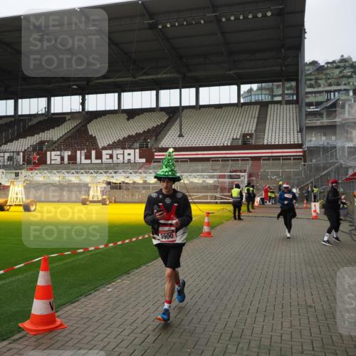07.12.2025 - St. Pauli X-Mass-Run No. 15 Fabian Wolf http://msf.ph/oto/9422972 07.12.2025 11:56:26 Ziel 1088, 1144, 3496, 3498, 3511, 3900 meine-sportfotos.de