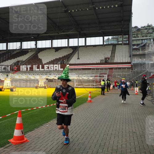 07.12.2025 - St. Pauli X-Mass-Run No. 15 Fabian Wolf http://msf.ph/oto/9422973 07.12.2025 11:56:26 Ziel 1088, 1144, 3496, 3498, 3511, 3900 meine-sportfotos.de