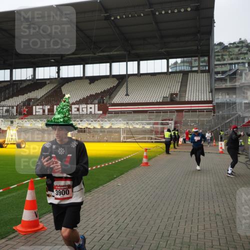 07.12.2025 - St. Pauli X-Mass-Run No. 15 Fabian Wolf http://msf.ph/oto/9422975 07.12.2025 11:56:26 Ziel 1088, 1144, 3496, 3498, 3511, 3900 meine-sportfotos.de