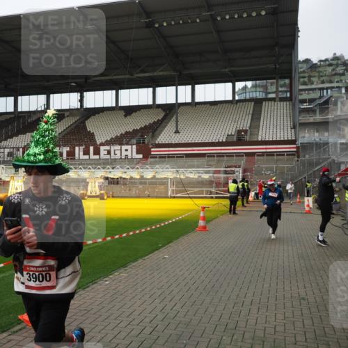07.12.2025 - St. Pauli X-Mass-Run No. 15 Fabian Wolf http://msf.ph/oto/9422976 07.12.2025 11:56:27 Ziel 1088, 3007, 3496, 3498, 3511, 3900 meine-sportfotos.de