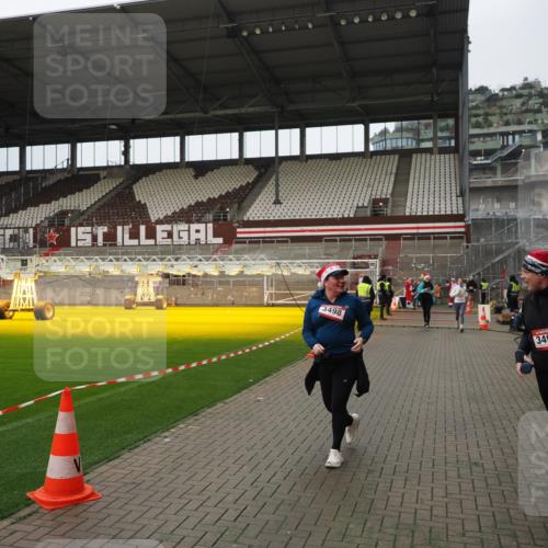 07.12.2025 - St. Pauli X-Mass-Run No. 15 Fabian Wolf http://msf.ph/oto/9422984 07.12.2025 11:56:29 Ziel 1088, 3007, 3433, 3496, 3498, 3511, 3900 meine-sportfotos.de
