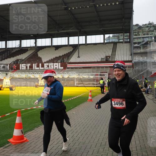 07.12.2025 - St. Pauli X-Mass-Run No. 15 Fabian Wolf http://msf.ph/oto/9422989 07.12.2025 11:56:30 Ziel 1088, 3007, 3433, 3496, 3498, 3511, 3900 meine-sportfotos.de