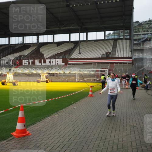 07.12.2025 - St. Pauli X-Mass-Run No. 15 Fabian Wolf http://msf.ph/oto/9422993 07.12.2025 11:56:35 Ziel 1088, 2929, 2932, 3007, 3433, 3496, 3498, 3511, 3842, 3843, 3844, 3900 meine-sportfotos.de
