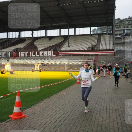 07.12.2025 - St. Pauli X-Mass-Run No. 15 Fabian Wolf http://msf.ph/oto/9422996 07.12.2025 11:56:35 Ziel 1088, 2929, 2932, 3007, 3433, 3496, 3498, 3511, 3842, 3843, 3844, 3900 meine-sportfotos.de