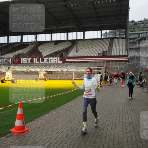 07.12.2025 - St. Pauli X-Mass-Run No. 15 Fabian Wolf http://msf.ph/oto/9422997 07.12.2025 11:56:35 Ziel 1088, 2929, 2932, 3007, 3433, 3496, 3498, 3511, 3842, 3843, 3844, 3900 meine-sportfotos.de