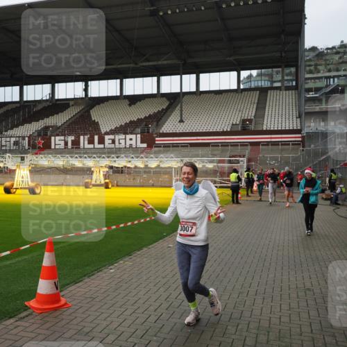 07.12.2025 - St. Pauli X-Mass-Run No. 15 Fabian Wolf http://msf.ph/oto/9422998 07.12.2025 11:56:36 Ziel 1088, 2929, 2932, 3007, 3433, 3496, 3498, 3511, 3842, 3843, 3844, 3900 meine-sportfotos.de