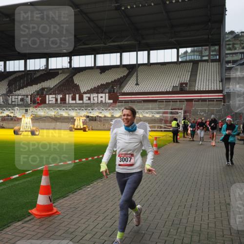 07.12.2025 - St. Pauli X-Mass-Run No. 15 Fabian Wolf http://msf.ph/oto/9422999 07.12.2025 11:56:36 Ziel 1088, 2929, 2932, 3007, 3433, 3496, 3498, 3511, 3842, 3843, 3844, 3900 meine-sportfotos.de