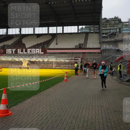 07.12.2025 - St. Pauli X-Mass-Run No. 15 Fabian Wolf http://msf.ph/oto/9423001 07.12.2025 11:56:37 Ziel 1088, 2929, 2932, 3007, 3433, 3496, 3498, 3511, 3842, 3843, 3844, 3900 meine-sportfotos.de
