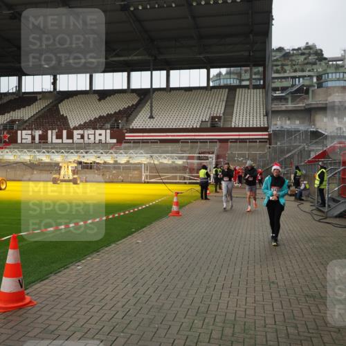 07.12.2025 - St. Pauli X-Mass-Run No. 15 Fabian Wolf http://msf.ph/oto/9423003 07.12.2025 11:56:37 Ziel 1088, 2929, 2932, 3007, 3433, 3496, 3498, 3511, 3842, 3843, 3844, 3900 meine-sportfotos.de