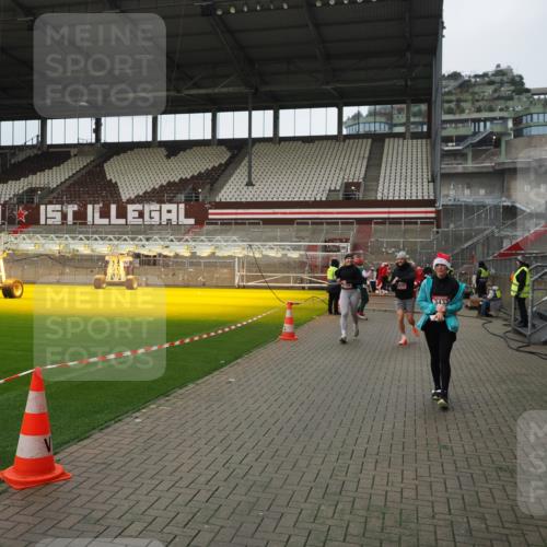 07.12.2025 - St. Pauli X-Mass-Run No. 15 Fabian Wolf http://msf.ph/oto/9423004 07.12.2025 11:56:38 Ziel 1088, 2929, 2932, 3007, 3433, 3496, 3498, 3511, 3842, 3843, 3844, 3900 meine-sportfotos.de