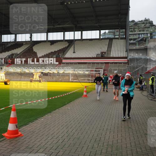 07.12.2025 - St. Pauli X-Mass-Run No. 15 Fabian Wolf http://msf.ph/oto/9423005 07.12.2025 11:56:38 Ziel 1088, 2929, 2932, 3007, 3433, 3496, 3498, 3511, 3842, 3843, 3844, 3900 meine-sportfotos.de