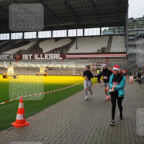 07.12.2025 - St. Pauli X-Mass-Run No. 15 Fabian Wolf http://msf.ph/oto/9423007 07.12.2025 11:56:40 Ziel 2929, 2932, 3007, 3433, 3842, 3843, 3844 meine-sportfotos.de