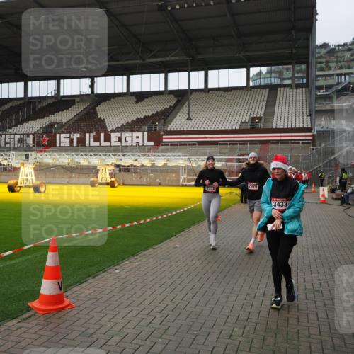 07.12.2025 - St. Pauli X-Mass-Run No. 15 Fabian Wolf http://msf.ph/oto/9423008 07.12.2025 11:56:40 Ziel 2929, 2932, 3007, 3433, 3842, 3843, 3844 meine-sportfotos.de