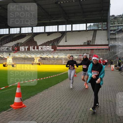 07.12.2025 - St. Pauli X-Mass-Run No. 15 Fabian Wolf http://msf.ph/oto/9423009 07.12.2025 11:56:40 Ziel 2929, 2932, 3007, 3433, 3842, 3843, 3844 meine-sportfotos.de