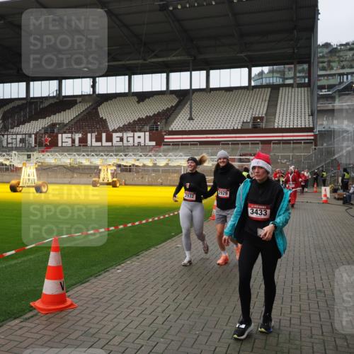 07.12.2025 - St. Pauli X-Mass-Run No. 15 Fabian Wolf http://msf.ph/oto/9423011 07.12.2025 11:56:40 Ziel 2929, 2932, 3007, 3433, 3842, 3843, 3844 meine-sportfotos.de