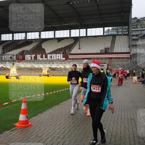07.12.2025 - St. Pauli X-Mass-Run No. 15 Fabian Wolf http://msf.ph/oto/9423013 07.12.2025 11:56:41 Ziel 2596, 2598, 2599, 2929, 2932, 3007, 3433, 3842, 3843, 3844 meine-sportfotos.de
