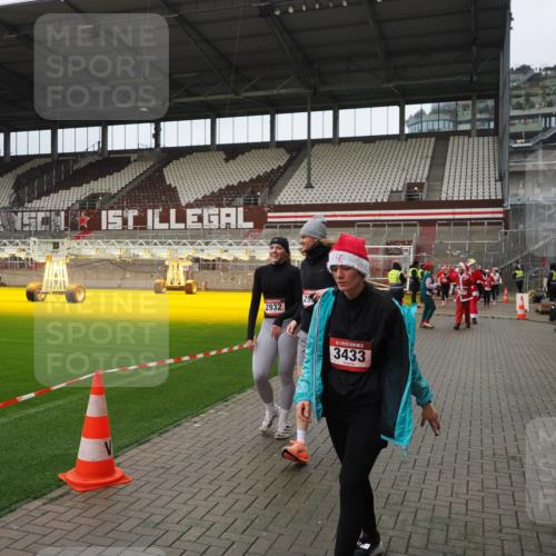 07.12.2025 - St. Pauli X-Mass-Run No. 15 Fabian Wolf http://msf.ph/oto/9423014 07.12.2025 11:56:41 Ziel 2596, 2598, 2599, 2929, 2932, 3007, 3433, 3842, 3843, 3844 meine-sportfotos.de