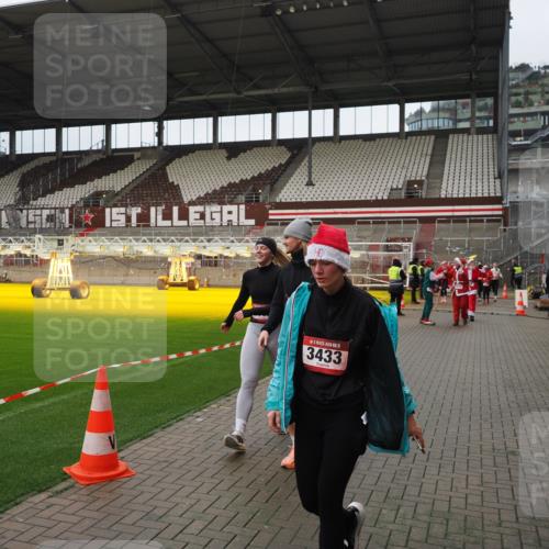 07.12.2025 - St. Pauli X-Mass-Run No. 15 Fabian Wolf http://msf.ph/oto/9423015 07.12.2025 11:56:41 Ziel 2596, 2598, 2599, 2929, 2932, 3007, 3433, 3842, 3843, 3844 meine-sportfotos.de
