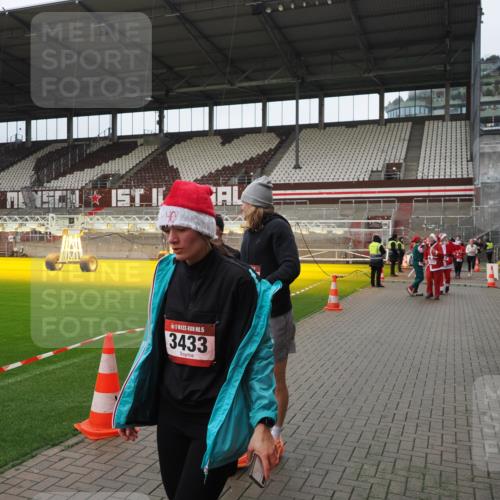 07.12.2025 - St. Pauli X-Mass-Run No. 15 Fabian Wolf http://msf.ph/oto/9423016 07.12.2025 11:56:42 Ziel 2596, 2598, 2599, 2929, 2932, 3007, 3433, 3842, 3843, 3844, 4172, 4174 meine-sportfotos.de