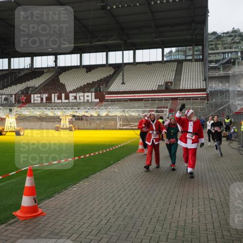 07.12.2025 - St. Pauli X-Mass-Run No. 15 Fabian Wolf http://msf.ph/oto/9423025 07.12.2025 11:56:49 Ziel 2596, 2598, 2599, 2824, 2825, 2826, 2929, 2932, 3459, 3842, 3843, 3844, 4172, 4174 meine-sportfotos.de