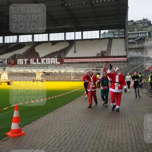 07.12.2025 - St. Pauli X-Mass-Run No. 15 Fabian Wolf http://msf.ph/oto/9423026 07.12.2025 11:56:49 Ziel 2596, 2598, 2599, 2824, 2825, 2826, 2929, 2932, 3459, 3842, 3843, 3844, 4172, 4174 meine-sportfotos.de
