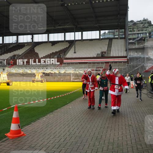 07.12.2025 - St. Pauli X-Mass-Run No. 15 Fabian Wolf http://msf.ph/oto/9423027 07.12.2025 11:56:49 Ziel 2596, 2598, 2599, 2824, 2825, 2826, 2929, 2932, 3459, 3842, 3843, 3844, 4172, 4174 meine-sportfotos.de