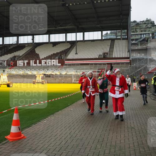 07.12.2025 - St. Pauli X-Mass-Run No. 15 Fabian Wolf http://msf.ph/oto/9423029 07.12.2025 11:56:49 Ziel 2596, 2598, 2599, 2824, 2825, 2826, 2929, 2932, 3459, 3842, 3843, 3844, 4172, 4174 meine-sportfotos.de