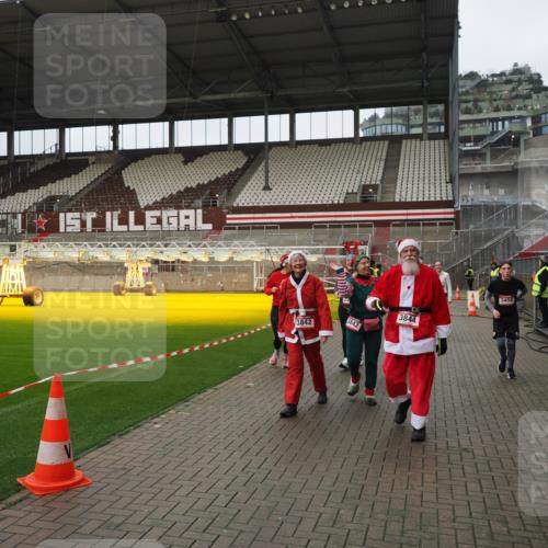 07.12.2025 - St. Pauli X-Mass-Run No. 15 Fabian Wolf http://msf.ph/oto/9423031 07.12.2025 11:56:50 Ziel 2596, 2598, 2599, 2824, 2825, 2826, 2929, 2932, 3459, 3842, 3843, 3844, 4172, 4174 meine-sportfotos.de