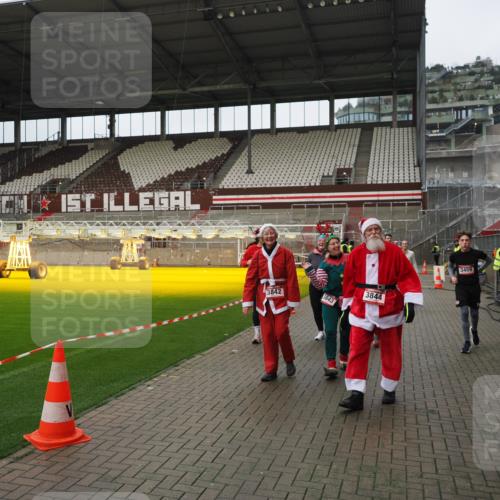 07.12.2025 - St. Pauli X-Mass-Run No. 15 Fabian Wolf http://msf.ph/oto/9423032 07.12.2025 11:56:50 Ziel 2596, 2598, 2599, 2824, 2825, 2826, 2929, 2932, 3459, 3842, 3843, 3844, 4172, 4174 meine-sportfotos.de