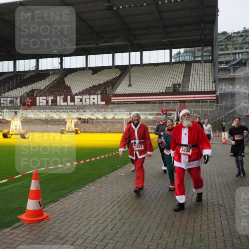 07.12.2025 - St. Pauli X-Mass-Run No. 15 Fabian Wolf http://msf.ph/oto/9423033 07.12.2025 11:56:50 Ziel 2596, 2598, 2599, 2824, 2825, 2826, 2929, 2932, 3459, 3842, 3843, 3844, 4172, 4174 meine-sportfotos.de