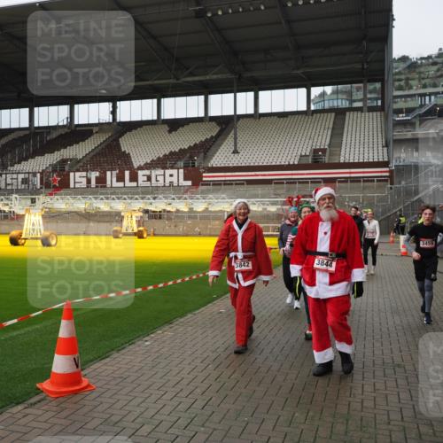 07.12.2025 - St. Pauli X-Mass-Run No. 15 Fabian Wolf http://msf.ph/oto/9423034 07.12.2025 11:56:50 Ziel 2596, 2598, 2599, 2824, 2825, 2826, 2929, 2932, 3459, 3842, 3843, 3844, 4172, 4174 meine-sportfotos.de