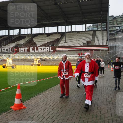 07.12.2025 - St. Pauli X-Mass-Run No. 15 Fabian Wolf http://msf.ph/oto/9423035 07.12.2025 11:56:51 Ziel 2596, 2598, 2599, 2824, 2825, 2826, 2929, 2932, 3459, 3842, 3843, 3844, 4172, 4174 meine-sportfotos.de