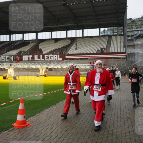 07.12.2025 - St. Pauli X-Mass-Run No. 15 Fabian Wolf http://msf.ph/oto/9423036 07.12.2025 11:56:51 Ziel 2596, 2598, 2599, 2824, 2825, 2826, 2929, 2932, 3459, 3842, 3843, 3844, 4172, 4174 meine-sportfotos.de