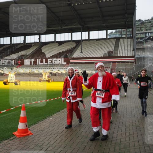 07.12.2025 - St. Pauli X-Mass-Run No. 15 Fabian Wolf http://msf.ph/oto/9423037 07.12.2025 11:56:51 Ziel 2596, 2598, 2599, 2824, 2825, 2826, 2929, 2932, 3459, 3842, 3843, 3844, 4172, 4174 meine-sportfotos.de