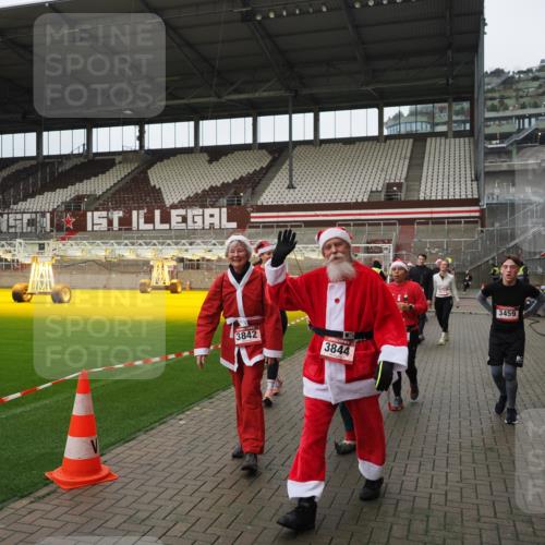 07.12.2025 - St. Pauli X-Mass-Run No. 15 Fabian Wolf http://msf.ph/oto/9423038 07.12.2025 11:56:51 Ziel 2596, 2598, 2599, 2824, 2825, 2826, 2929, 2932, 3459, 3842, 3843, 3844, 4172, 4174 meine-sportfotos.de