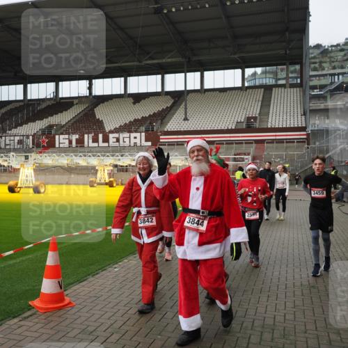 07.12.2025 - St. Pauli X-Mass-Run No. 15 Fabian Wolf http://msf.ph/oto/9423039 07.12.2025 11:56:51 Ziel 2596, 2598, 2599, 2824, 2825, 2826, 2929, 2932, 3459, 3842, 3843, 3844, 4172, 4174 meine-sportfotos.de
