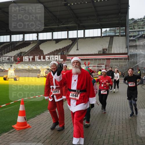 07.12.2025 - St. Pauli X-Mass-Run No. 15 Fabian Wolf http://msf.ph/oto/9423040 07.12.2025 11:56:52 Ziel 2596, 2598, 2599, 2824, 2825, 2826, 2929, 2932, 3383, 3459, 3842, 3843, 3844, 4172, 4174 meine-sportfotos.de