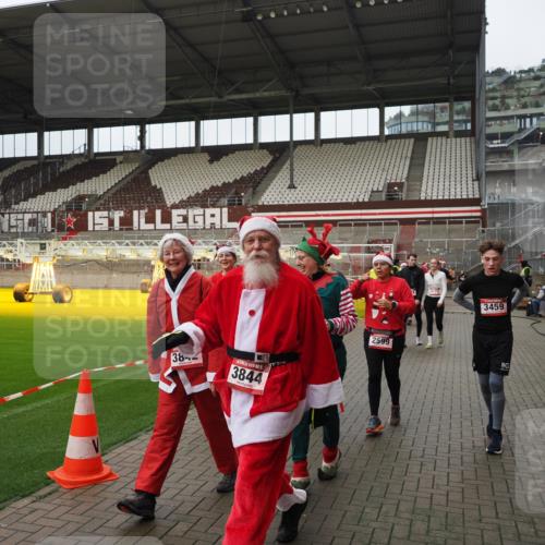 07.12.2025 - St. Pauli X-Mass-Run No. 15 Fabian Wolf http://msf.ph/oto/9423041 07.12.2025 11:56:52 Ziel 2596, 2598, 2599, 2824, 2825, 2826, 2929, 2932, 3383, 3459, 3842, 3843, 3844, 4172, 4174 meine-sportfotos.de
