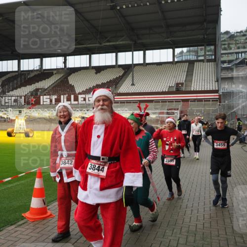07.12.2025 - St. Pauli X-Mass-Run No. 15 Fabian Wolf http://msf.ph/oto/9423042 07.12.2025 11:56:52 Ziel 2596, 2598, 2599, 2824, 2825, 2826, 2929, 2932, 3383, 3459, 3842, 3843, 3844, 4172, 4174 meine-sportfotos.de